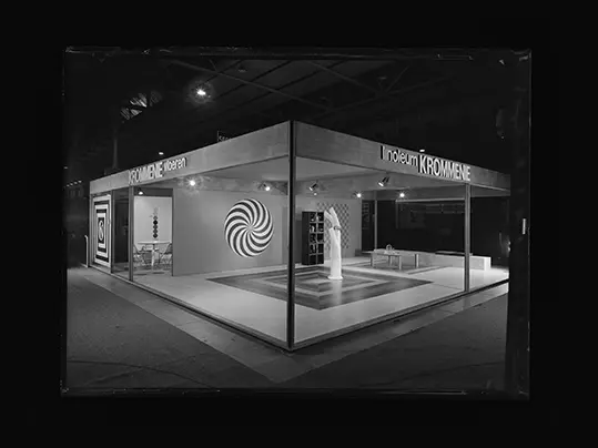 Kho Liang Ie: ontwerp stand Krommenie Linoleum Voorjaarsbeurs Utecht 1965 Collectie Jan Versnel Mai